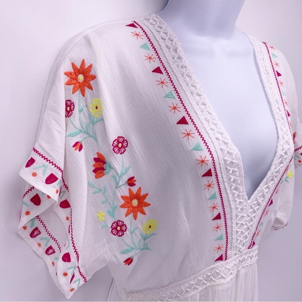 Jun & Ivy White Floral Embroidered Shorts Romper Size S - Picture 4 of 8